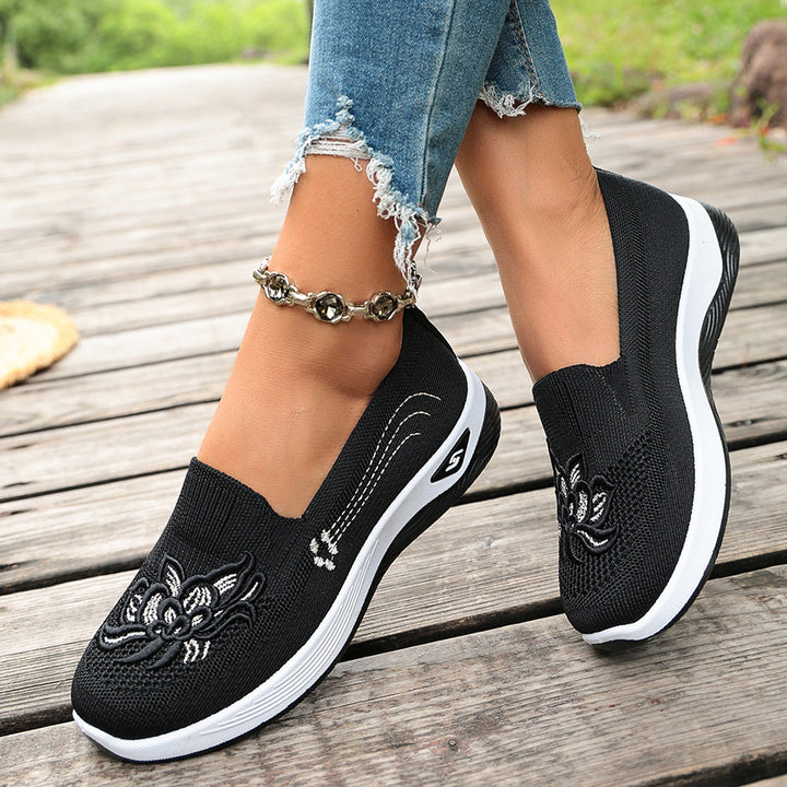 Walking shoes for middle-aged and older adults