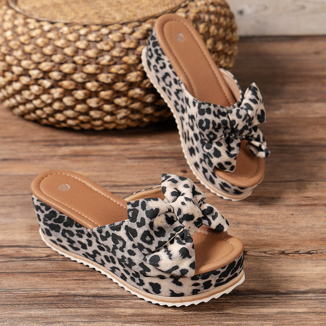 Retro Print Bow Wedge Slide