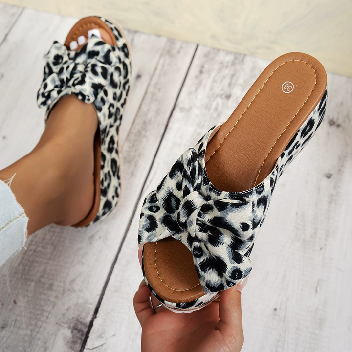 Retro Print Bow Wedge Slide