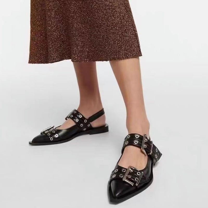 Pointed-toe studded buckle shoes