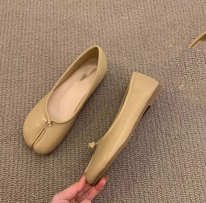Retro horseshoe split-toe shoes