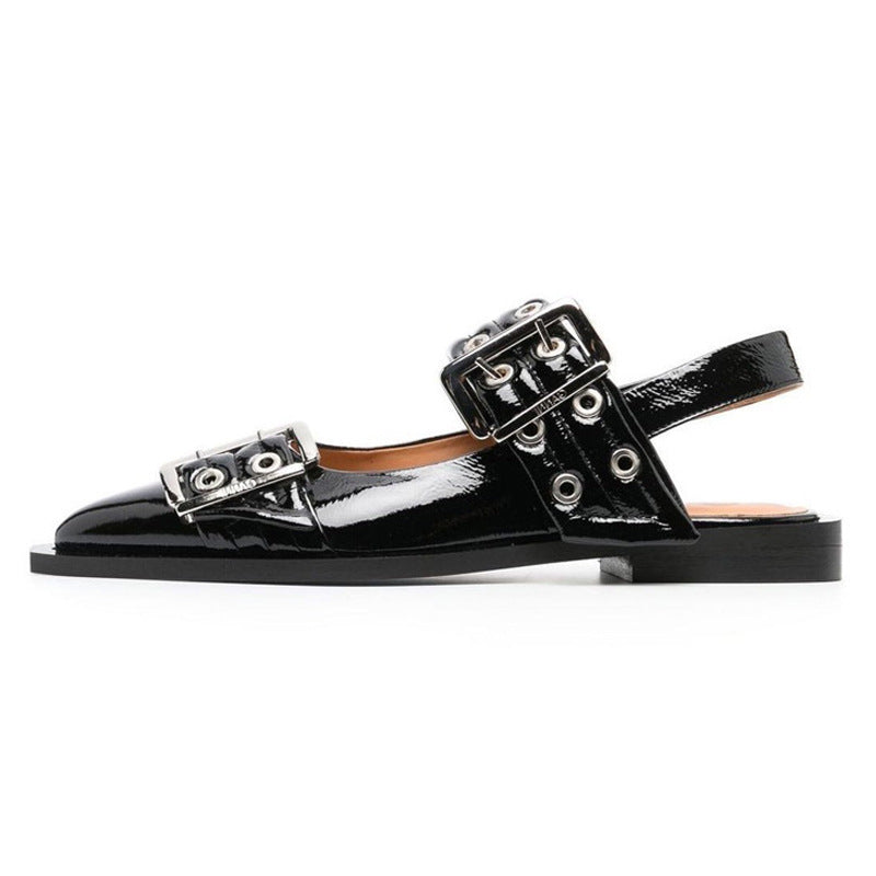 Pointed-toe studded buckle shoes