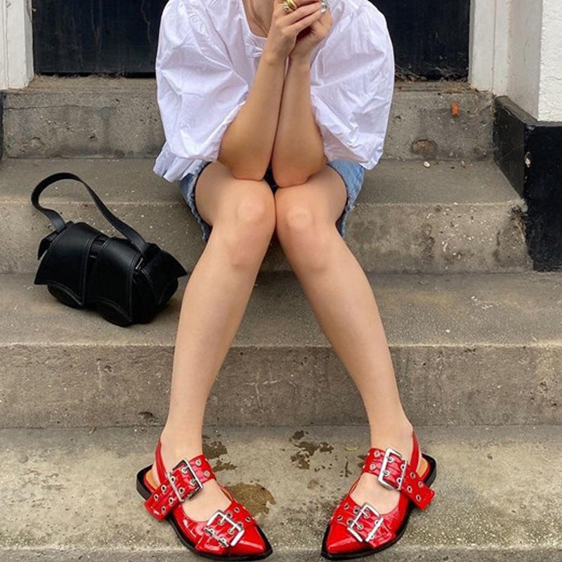 Pointed-toe studded buckle shoes