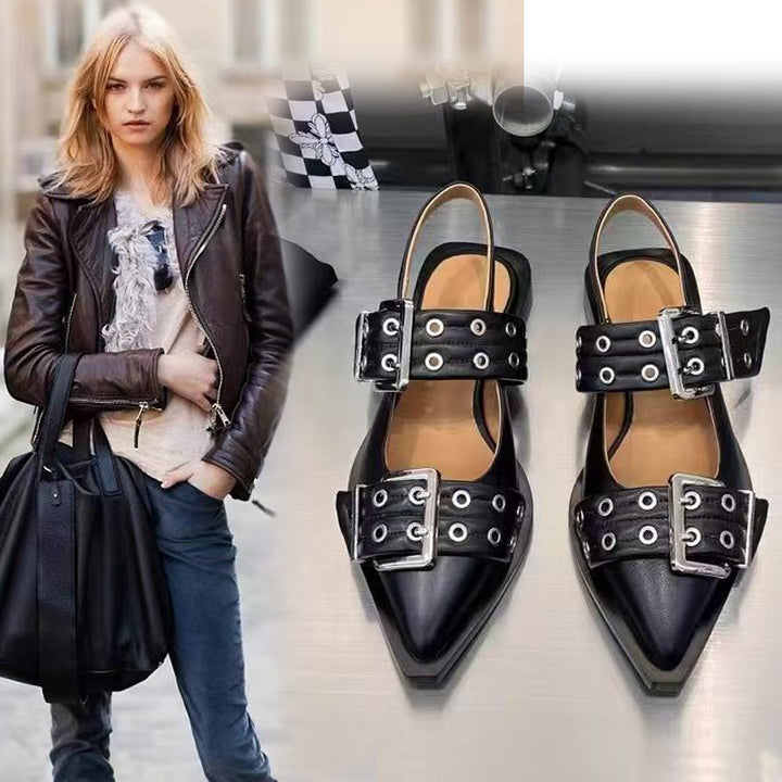 Pointed-toe studded buckle shoes